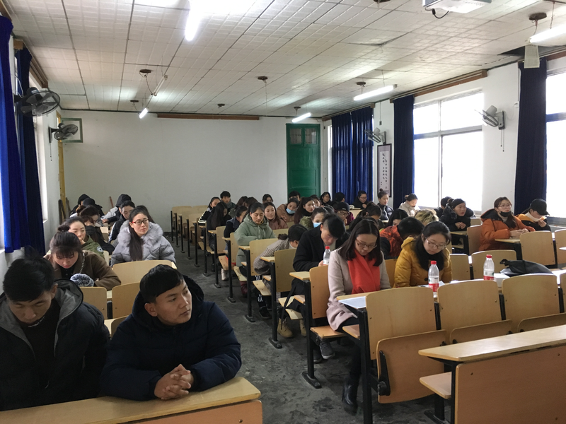 图一、考生在候测室观看测试培训视频.png
