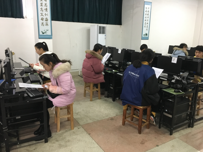 图二、考生在备测室紧张备测.png